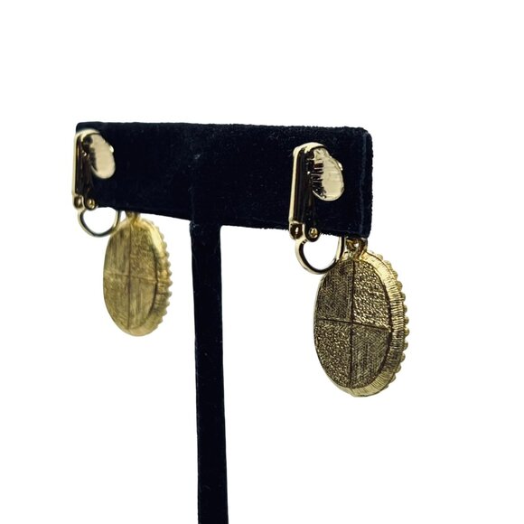 Gold Tone, Black & White Celluloid Cameo Brooch With Clip On Earrings (5724) - Picture 10 of 11